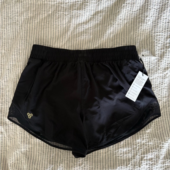 Aritzia Golden MoveTech Legacy Short - Picture 3 of 6